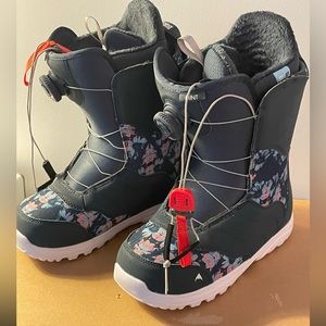 Women’s snowboarding boots
